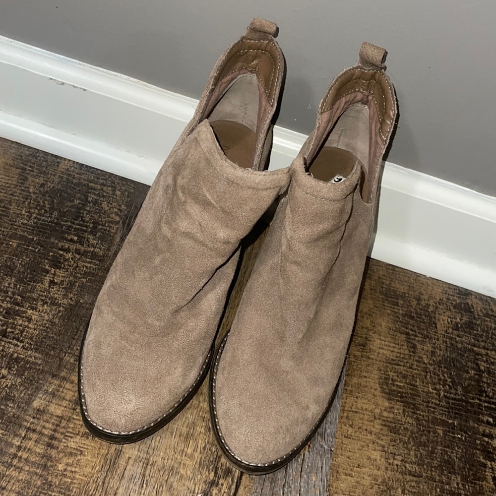 Nine West ankle boots. Size 9.5. Worn a few times.